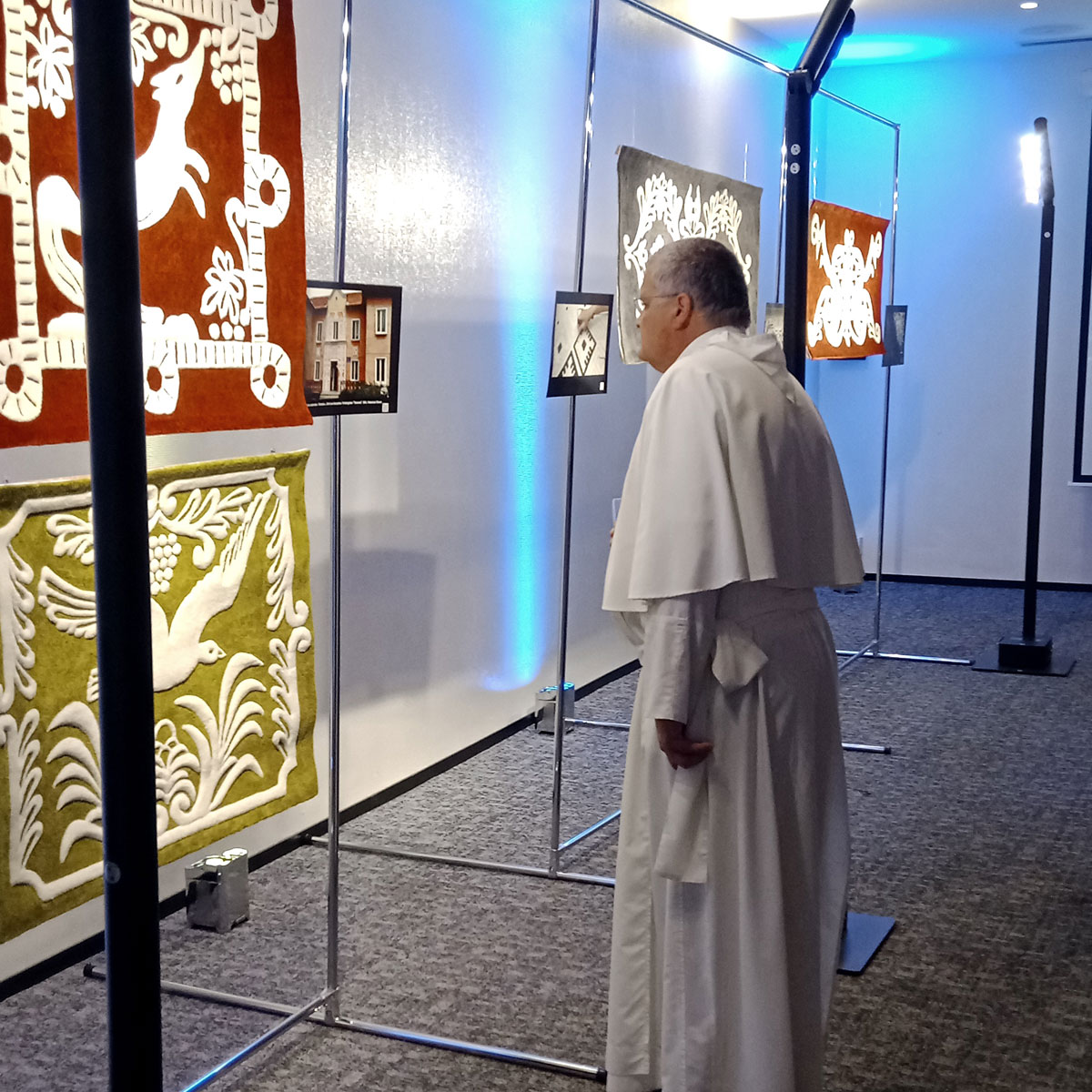 The stone embroideries of Nova Kakhovka in textiles in Brussels, Belgium